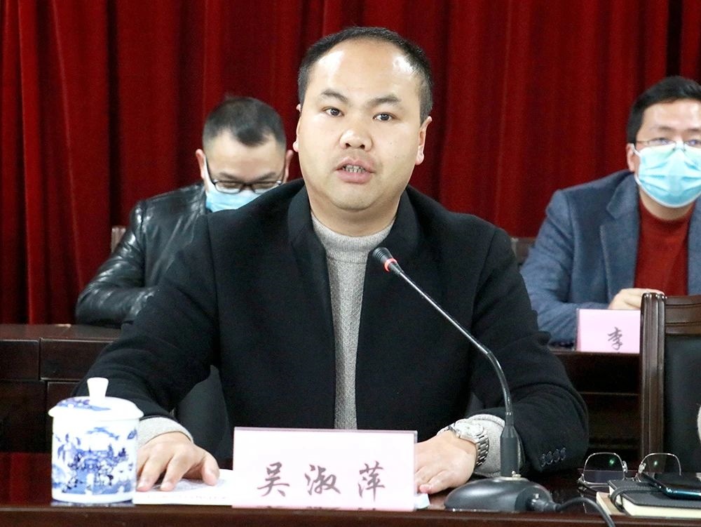 镇党委副书记,镇长吴淑萍